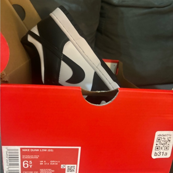 Nike Low Dunks Size 6.5Youth - Picture 2 of 4